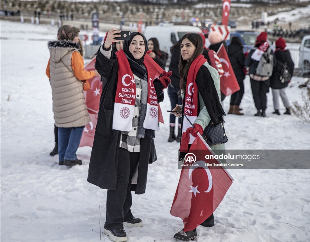Şehitlerin izinde yürümek için binlerce vatandaş Allahuekber'de bir araya geldi