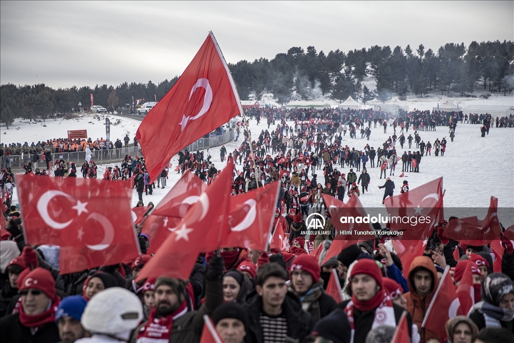 Şehitlerin izinde yürümek için binlerce vatandaş Allahuekber'de bir araya geldi