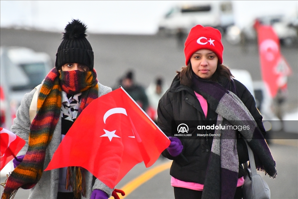 Şehitlerin izinde yürümek için binlerce vatandaş Allahuekber'de bir araya geldi