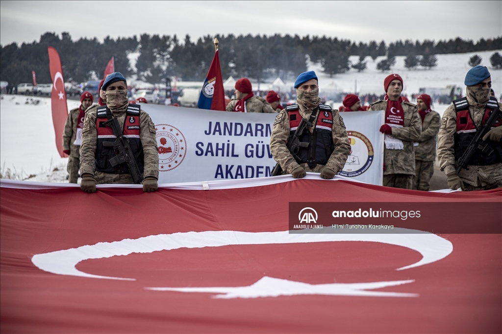 Şehitlerin izinde yürümek için binlerce vatandaş Allahuekber'de bir araya geldi