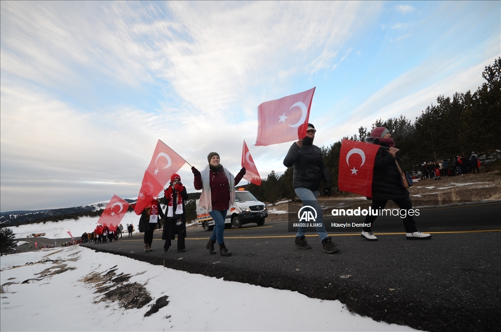 Şehitlerin izinde yürümek için binlerce vatandaş Allahuekber'de bir araya geldi