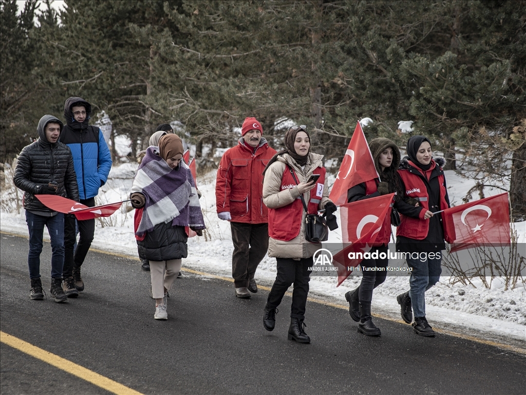Şehitlerin izinde yürümek için binlerce vatandaş Allahuekber'de bir araya geldi