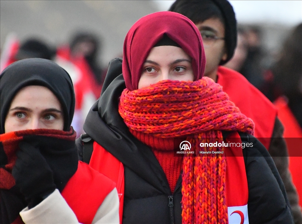 Şehitlerin izinde yürümek için binlerce vatandaş Allahuekber'de bir araya geldi