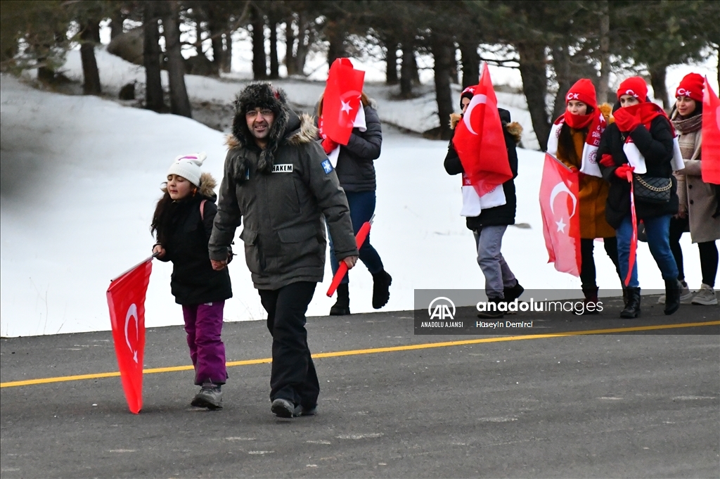 Şehitlerin izinde yürümek için binlerce vatandaş Allahuekber'de bir araya geldi