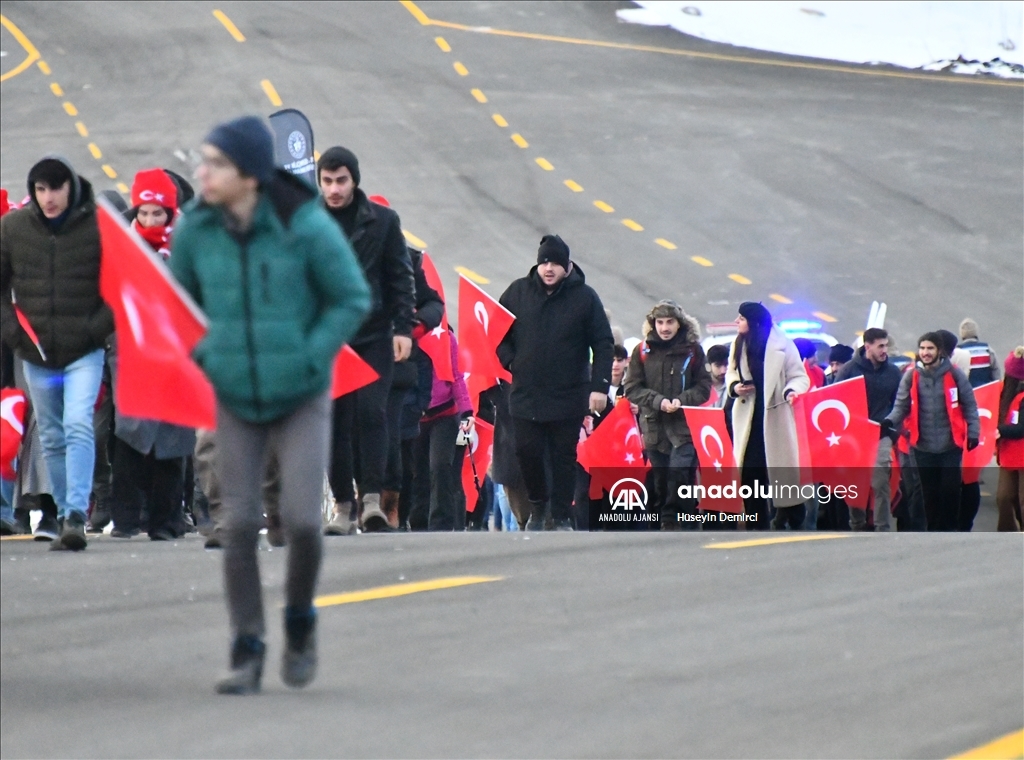 Şehitlerin izinde yürümek için binlerce vatandaş Allahuekber'de bir araya geldi