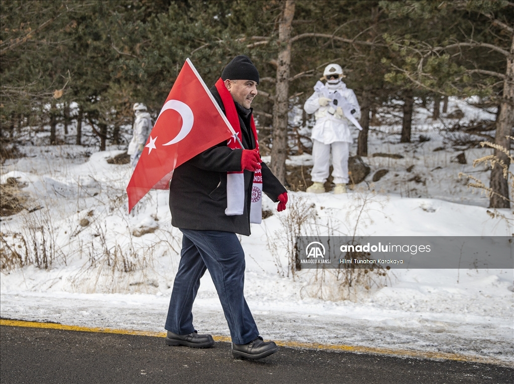 Şehitlerin izinde yürümek için binlerce vatandaş Allahuekber'de bir araya geldi