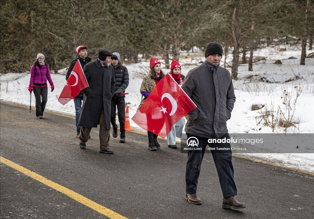 Şehitlerin izinde yürümek için binlerce vatandaş Allahuekber'de bir araya geldi