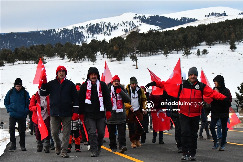 Şehitlerin izinde yürümek için binlerce vatandaş Allahuekber'de bir araya geldi