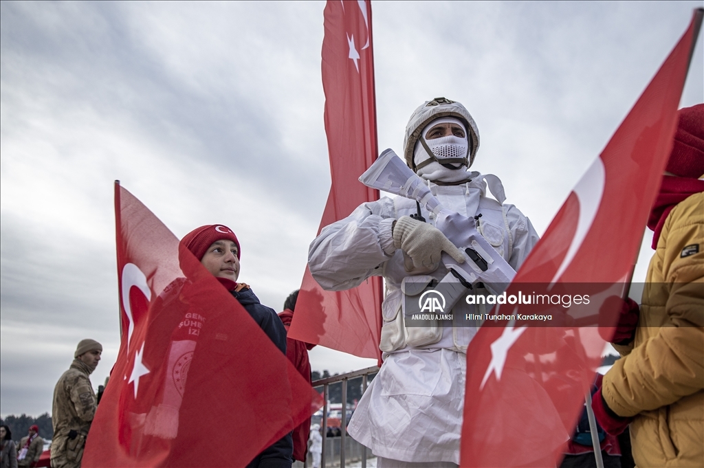 Şehitlerin izinde yürümek için binlerce vatandaş Allahuekber'de bir araya geldi