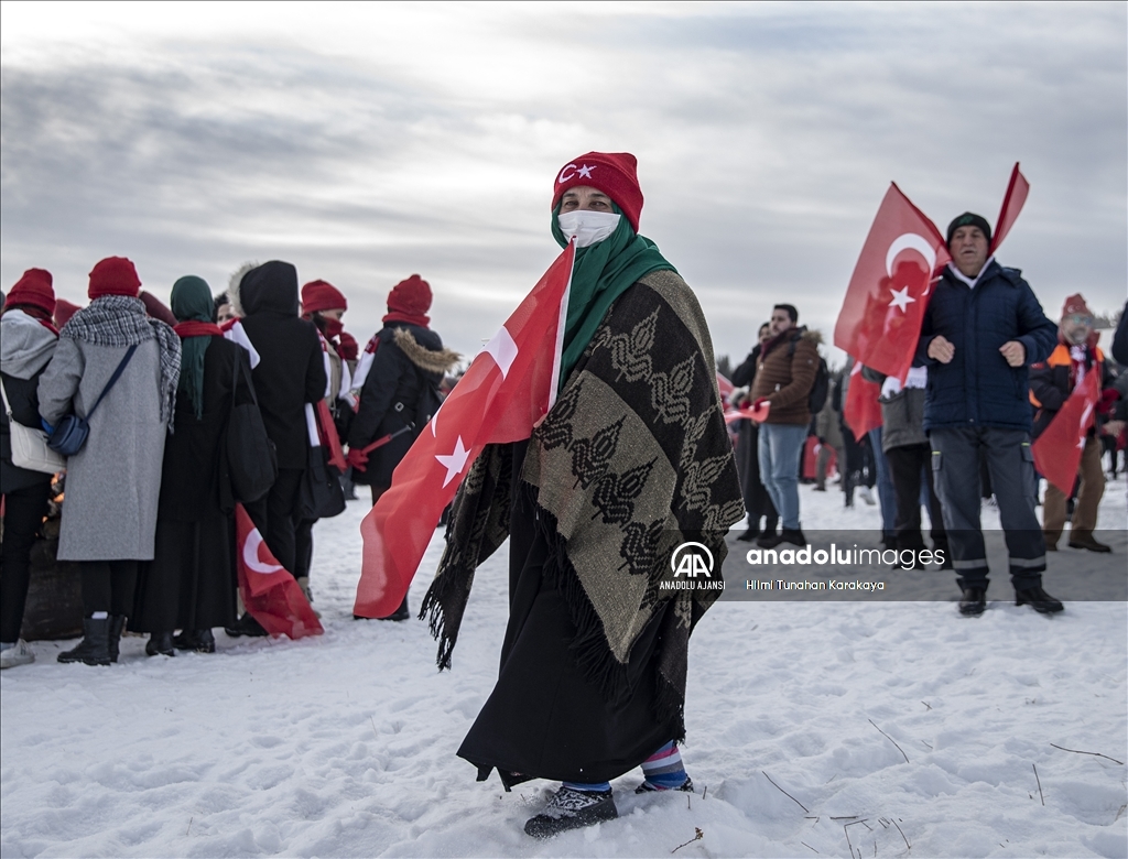 Şehitlerin izinde yürümek için binlerce vatandaş Allahuekber'de bir araya geldi