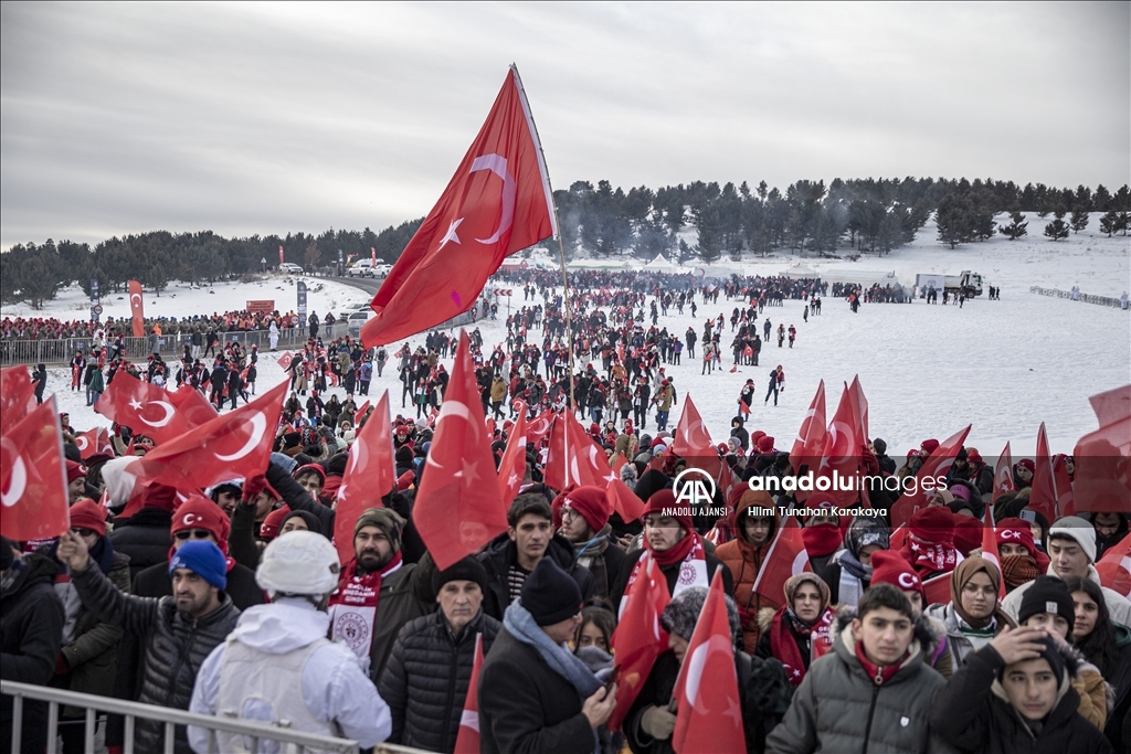 Şehitlerin izinde yürümek için binlerce vatandaş Allahuekber'de bir araya geldi
