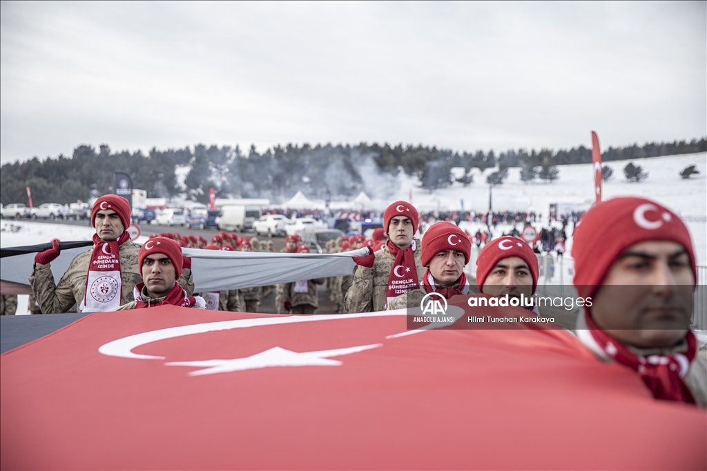 Şehitlerin izinde yürümek için binlerce vatandaş Allahuekber'de bir araya geldi