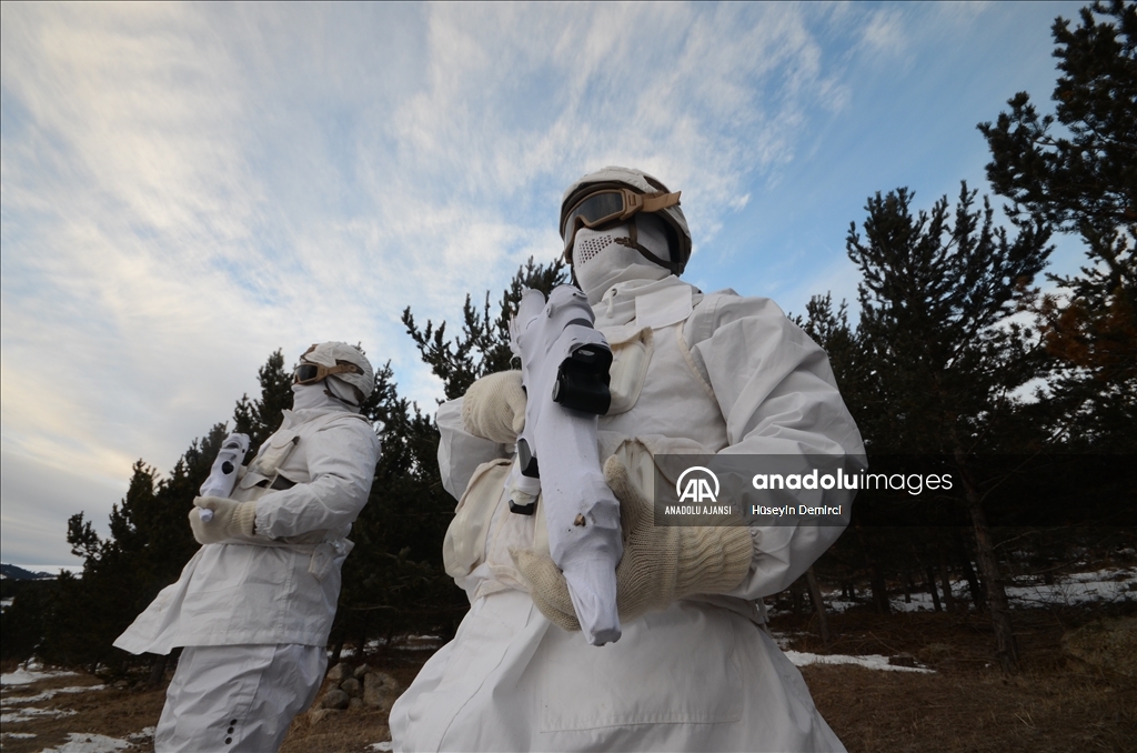 Şehitlerin izinde yürümek için binlerce vatandaş Allahuekber'de bir araya geldi