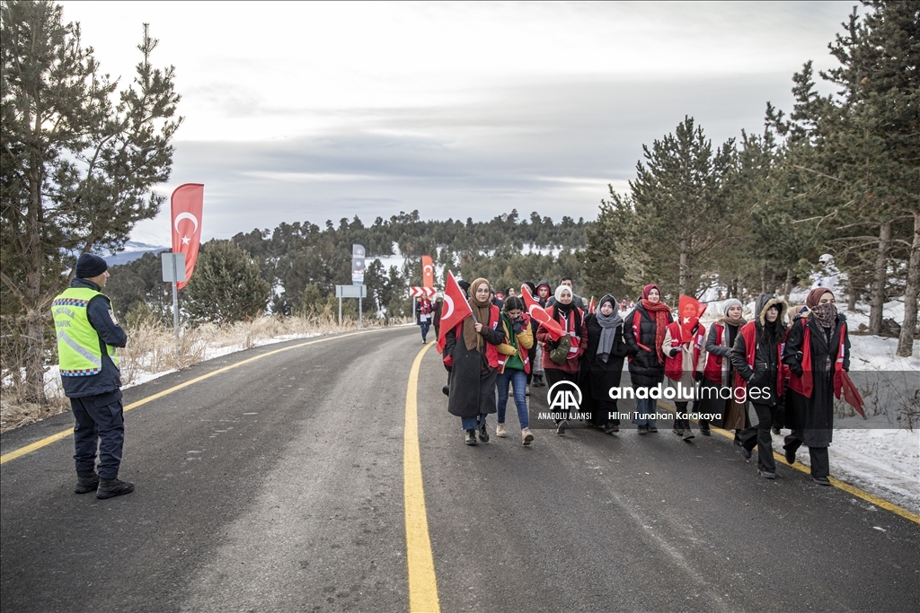 Şehitlerin izinde yürümek için binlerce vatandaş Allahuekber'de bir araya geldi