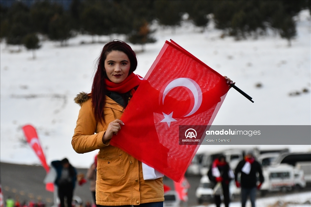 Şehitlerin izinde yürümek için binlerce vatandaş Allahuekber'de bir araya geldi