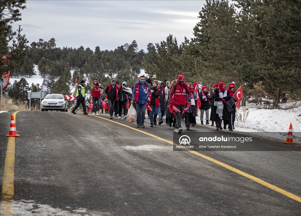 Şehitlerin izinde yürümek için binlerce vatandaş Allahuekber'de bir araya geldi
