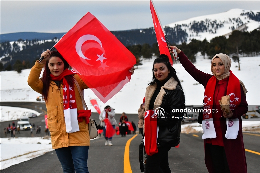 Şehitlerin izinde yürümek için binlerce vatandaş Allahuekber'de bir araya geldi