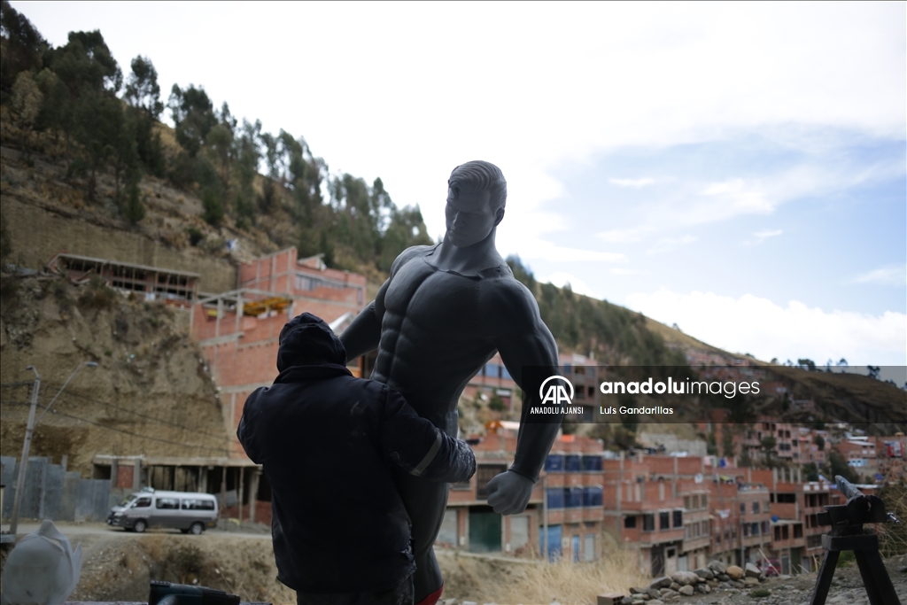 Bolivya'daki heykeltıraş, çizgi roman ve film karakterlerini yeniden oluşturuyor