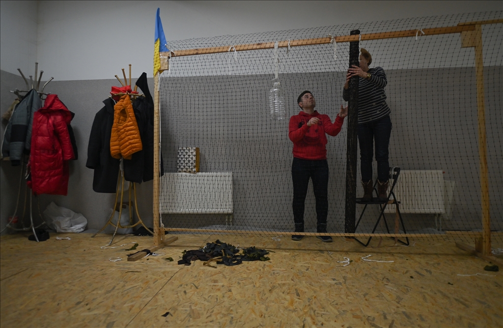 Ukrainians weave camouflage nets for the Ukrainian army