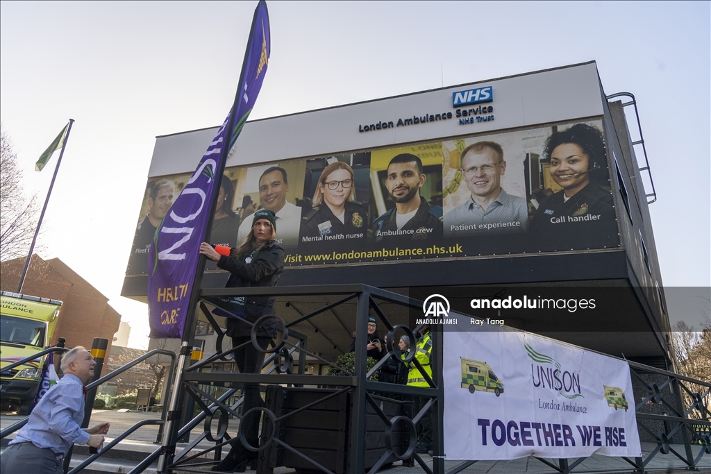 İngiltere ve Galler'de binlerce ambulans çalışanı ikinci kez greve gitti