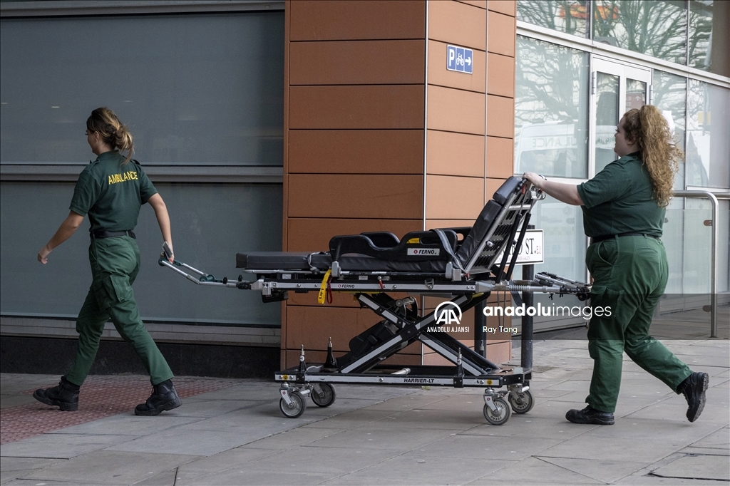 İngiltere ve Galler'de binlerce ambulans çalışanı ikinci kez greve gitti
