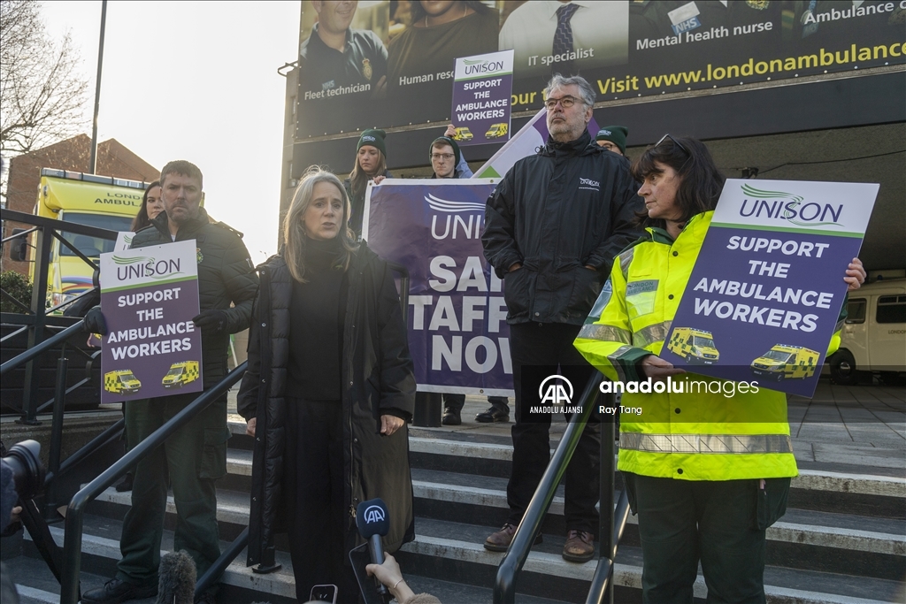 İngiltere ve Galler'de binlerce ambulans çalışanı ikinci kez greve gitti