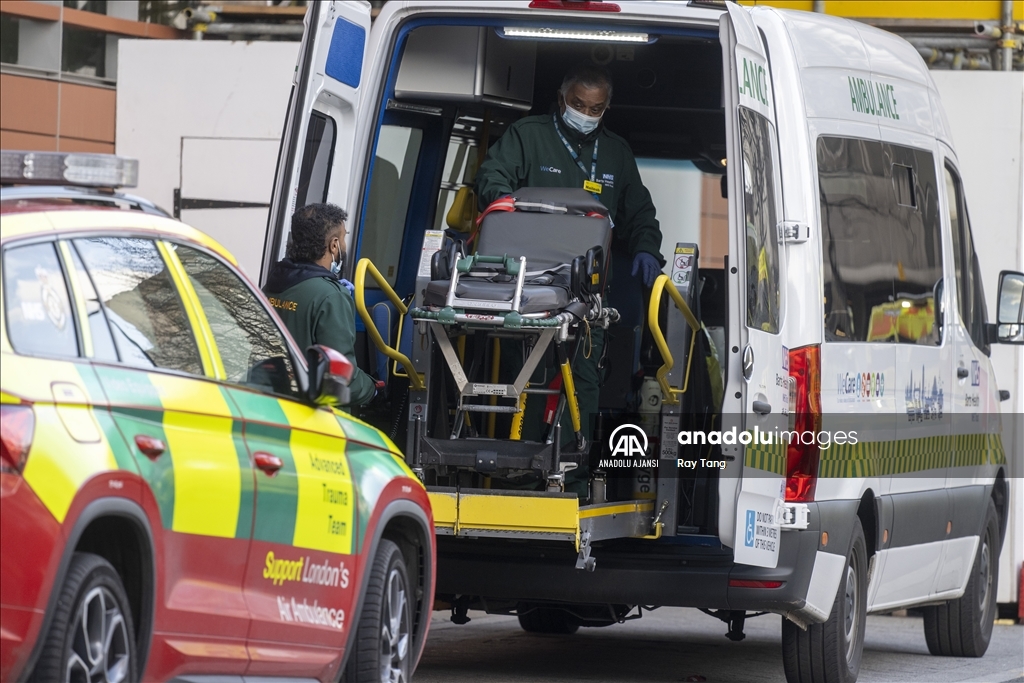 İngiltere ve Galler'de binlerce ambulans çalışanı ikinci kez greve gitti