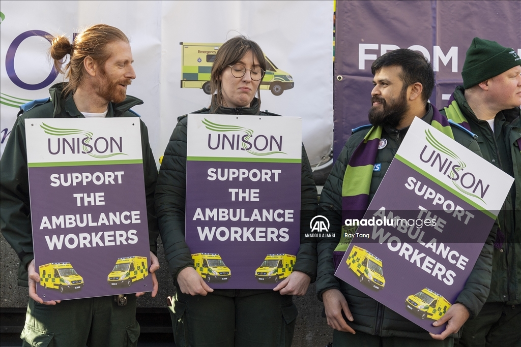 İngiltere ve Galler'de binlerce ambulans çalışanı ikinci kez greve gitti