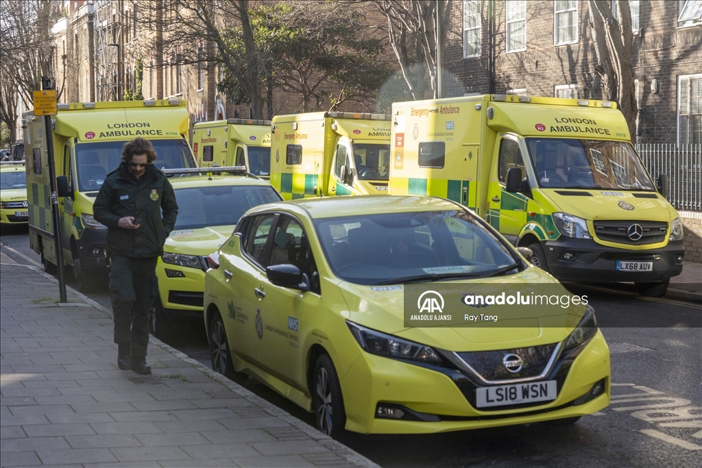 İngiltere ve Galler'de binlerce ambulans çalışanı ikinci kez greve gitti