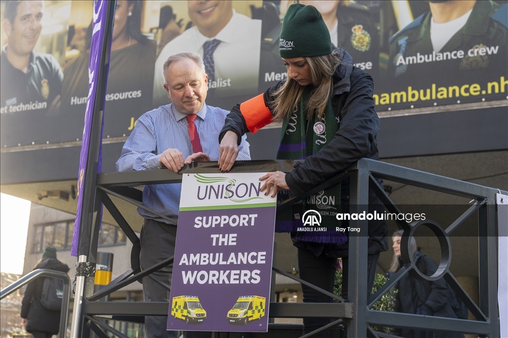 İngiltere ve Galler'de binlerce ambulans çalışanı ikinci kez greve gitti