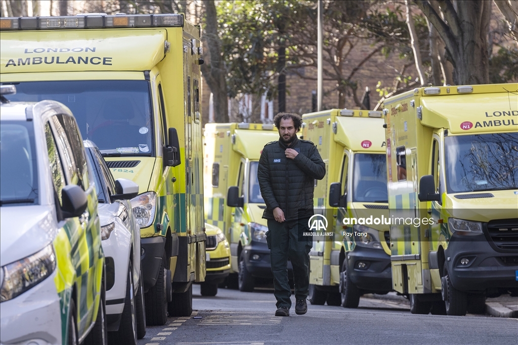 İngiltere ve Galler'de binlerce ambulans çalışanı ikinci kez greve gitti