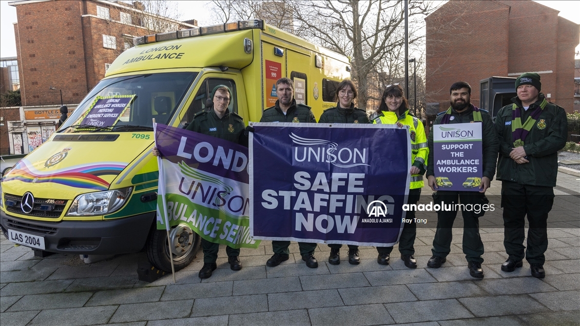 İngiltere ve Galler'de binlerce ambulans çalışanı ikinci kez greve gitti