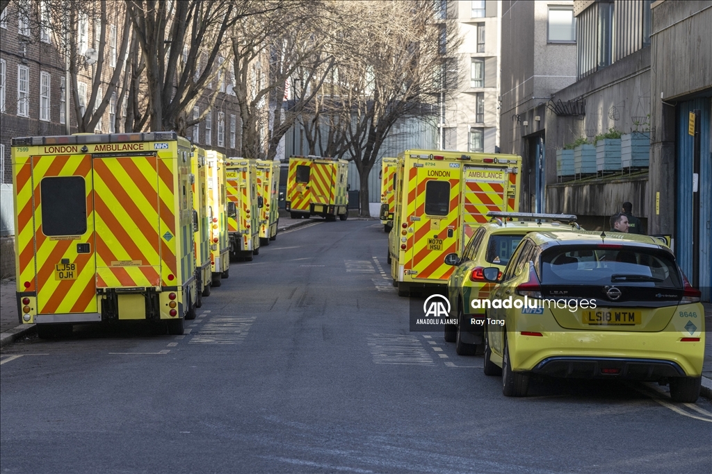 İngiltere ve Galler'de binlerce ambulans çalışanı ikinci kez greve gitti