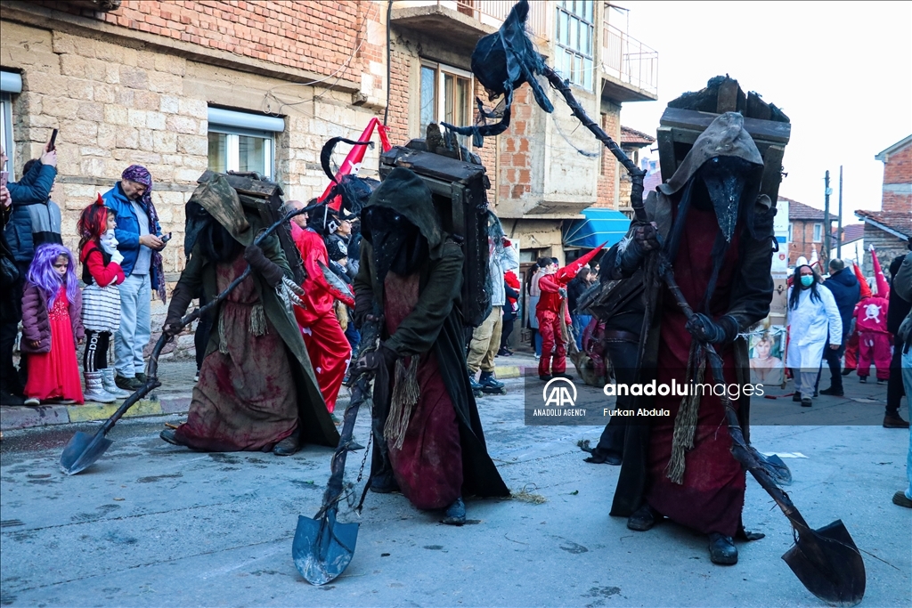 Me paradë të maskave të ndryshme hapet karnavali tradicional i Vevçanit