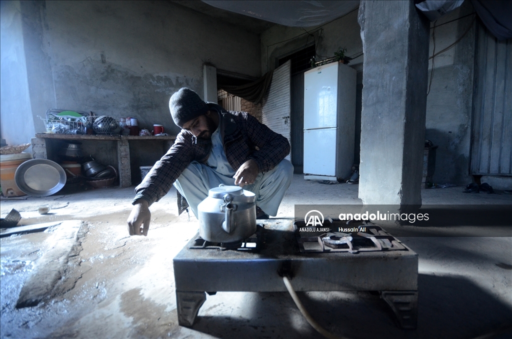 Tarladan eve poşetle doğal gaz taşıyorlar