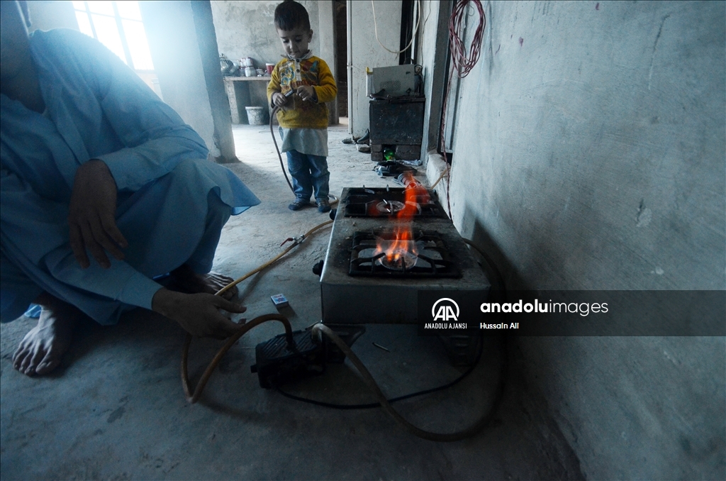 Tarladan eve poşetle doğal gaz taşıyorlar