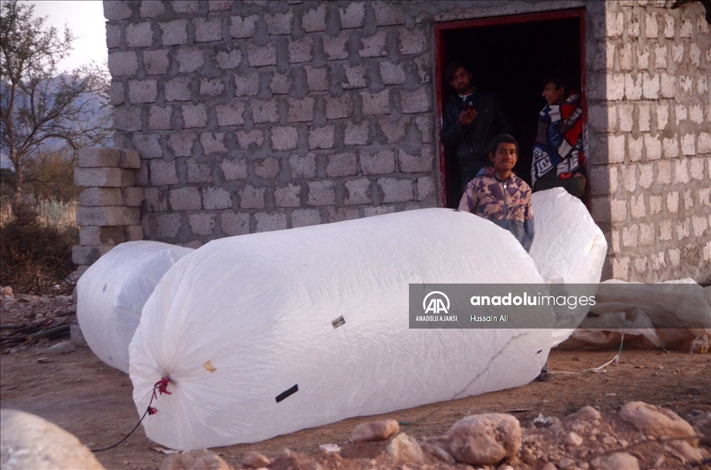 Tarladan eve poşetle doğal gaz taşıyorlar