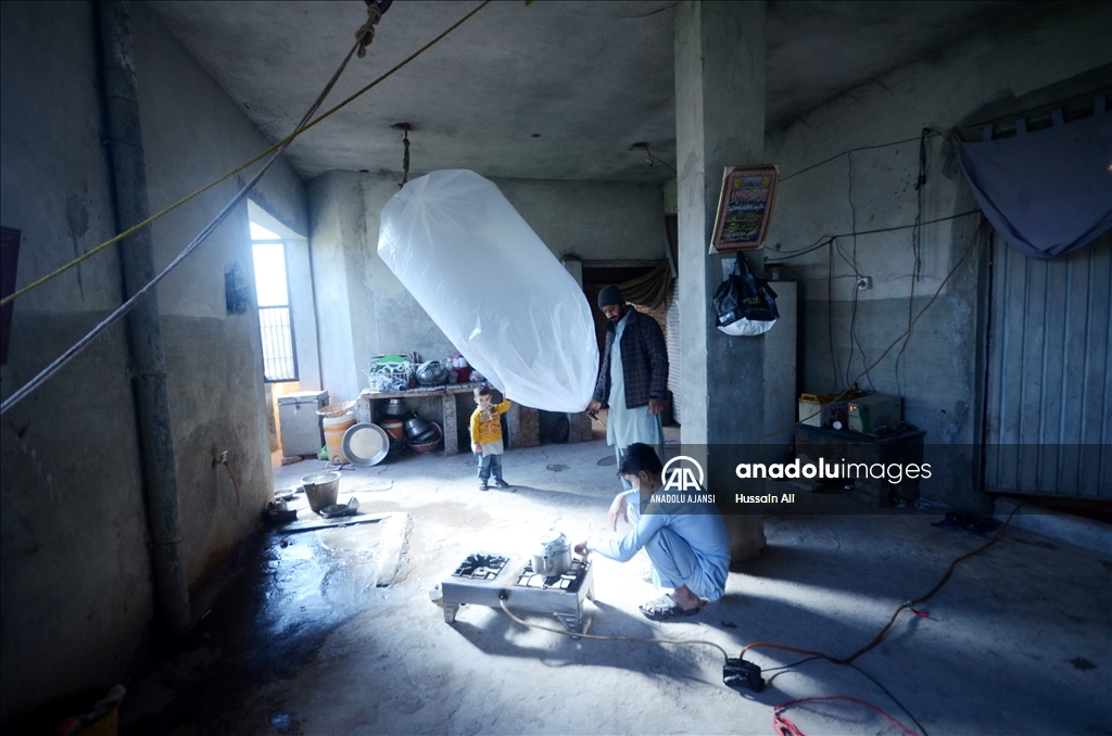 Tarladan eve poşetle doğal gaz taşıyorlar