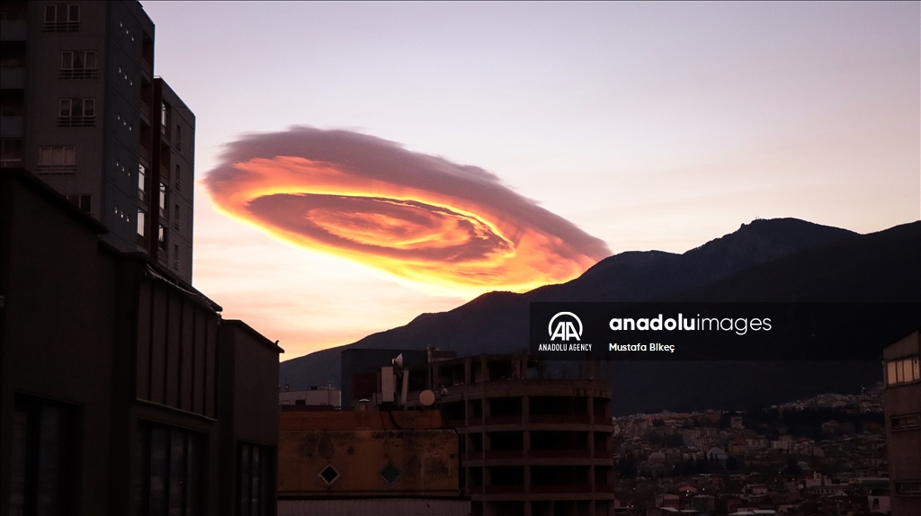 Lenticular clouds appear over Türkiye's Bursa