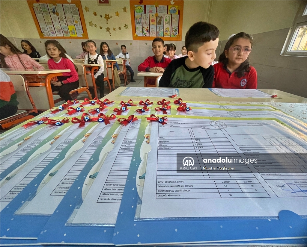 Osmaniye'de öğrenciler karnelerini aldı