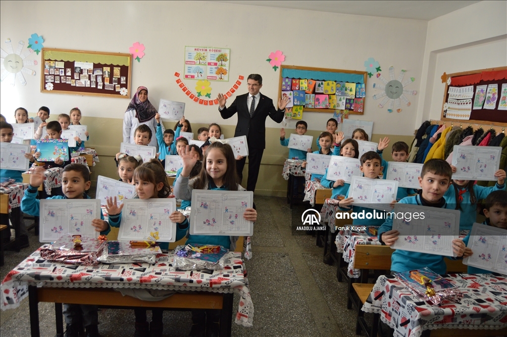 Erzurum'da öğrenciler karnelerini aldı