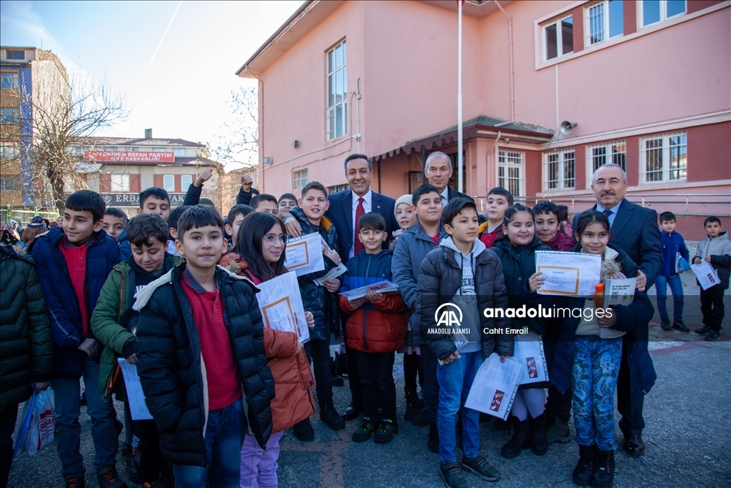 Milli Savunma Bakan Yardımcısı Dere, Çorum'da mezun olduğu okulda karne dağıttı