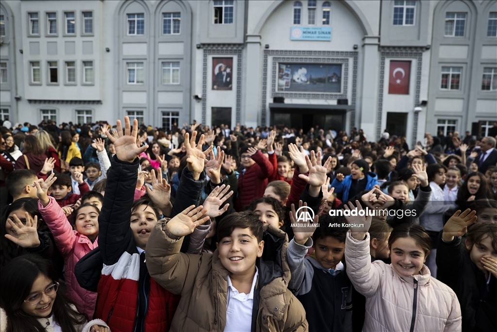 İstanbul'da öğrenciler karne aldı