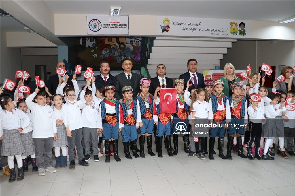 İzmir'de öğrenciler karnelerini aldı