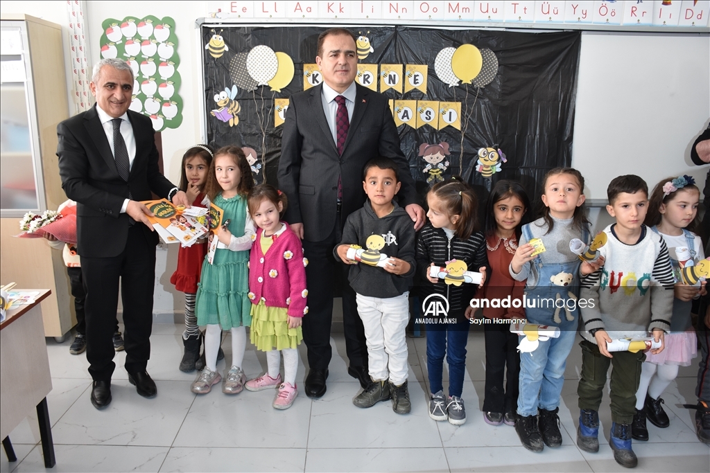 Hakkari'de okullarda karne heyecenı