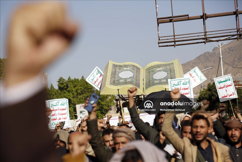 İsveç'te Kur'an-ı Kerim yakılması Yemen'de protesto edildi