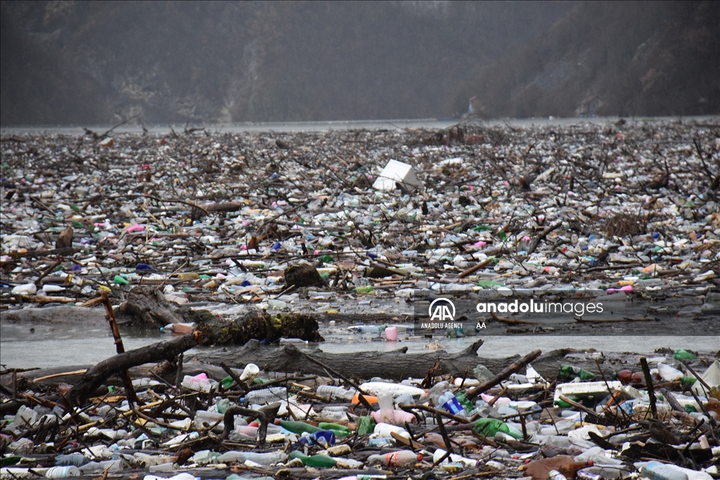 Bosna Hersek'te Drina Nehri'nin yüzeyi çöp ve atıklarla kaplandı