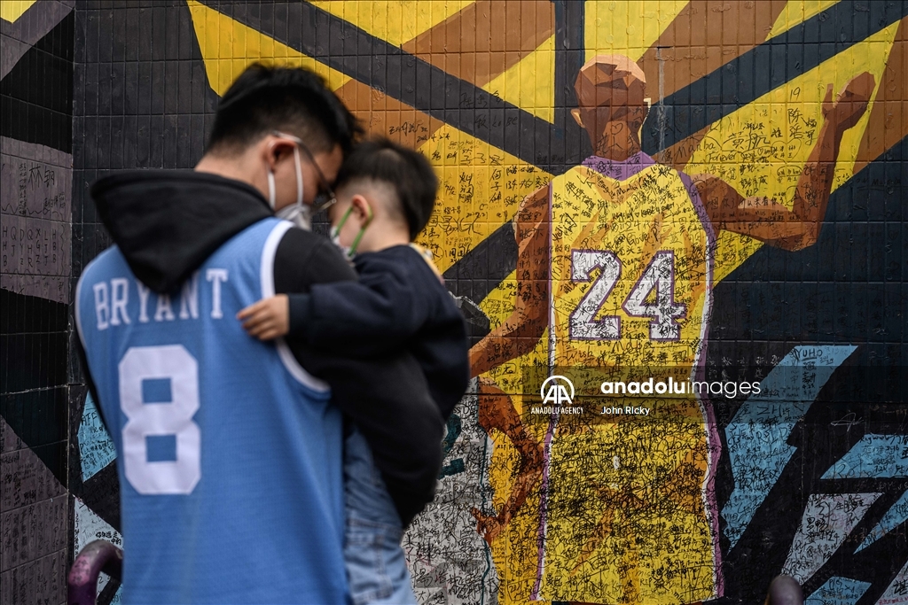 Fans mourn Kobe Bryant in China's Guangzhou