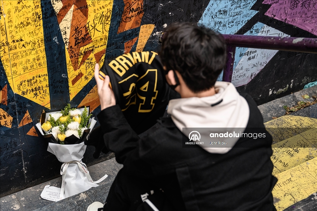 Fans mourn Kobe Bryant in China's Guangzhou