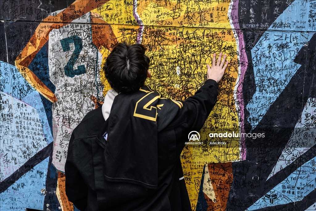 Fans mourn Kobe Bryant in China's Guangzhou